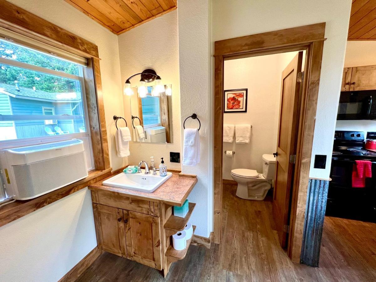 Glacier'S Edge Cabins Columbia Falls Bagian luar foto