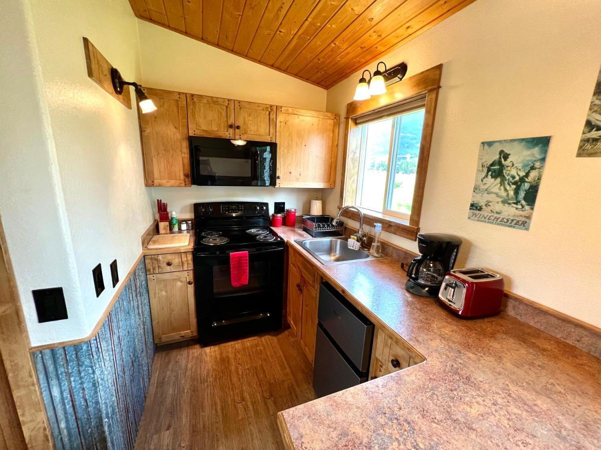 Glacier'S Edge Cabins Columbia Falls Bagian luar foto