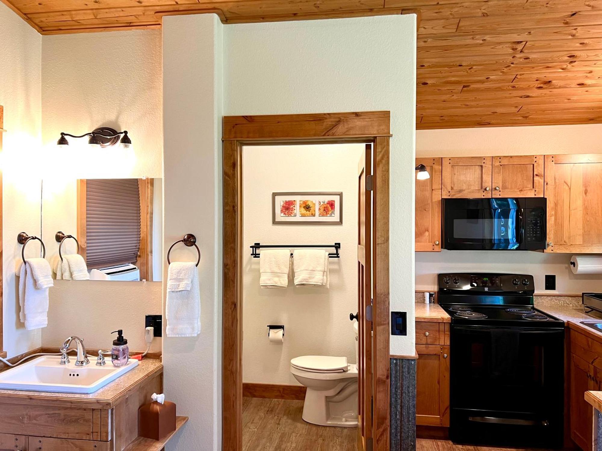 Glacier'S Edge Cabins Columbia Falls Bagian luar foto